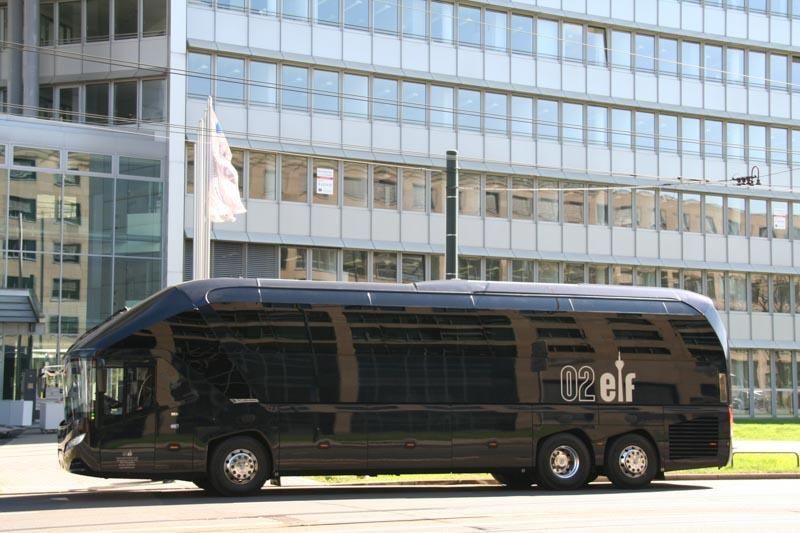 Ein schwarzer Elfenbus steht vor einem Gebäude