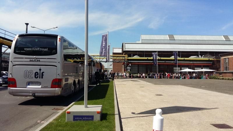 Ein Elfenbus steht am Straßenrand