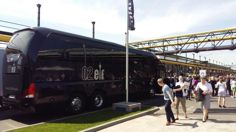 Ein schwarzer Bus mit dem Wort Elf darauf