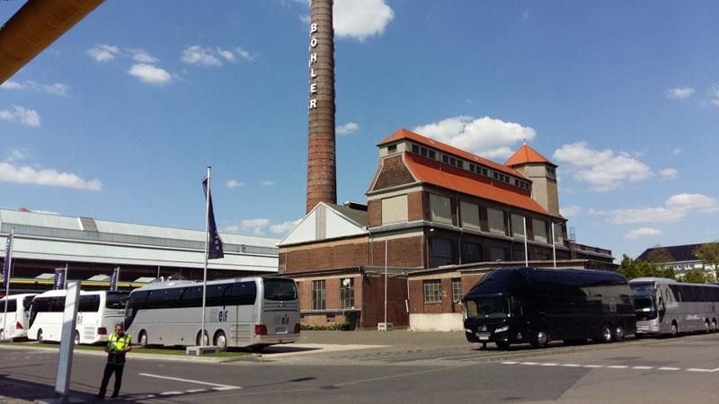 Mehrere Busse parken vor einem großen Gebäude