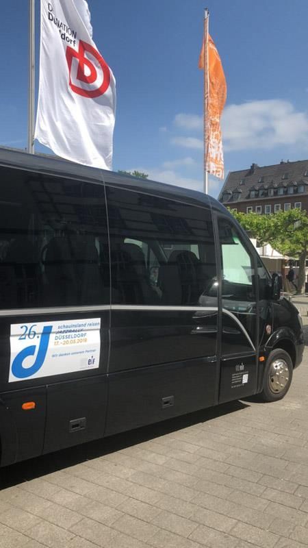 Ein schwarzer Lieferwagen mit dem Buchstaben P auf der Seite