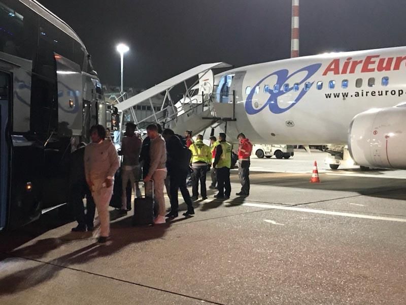 Eine Gruppe von Menschen steht vor einem Aireur-Flugzeug