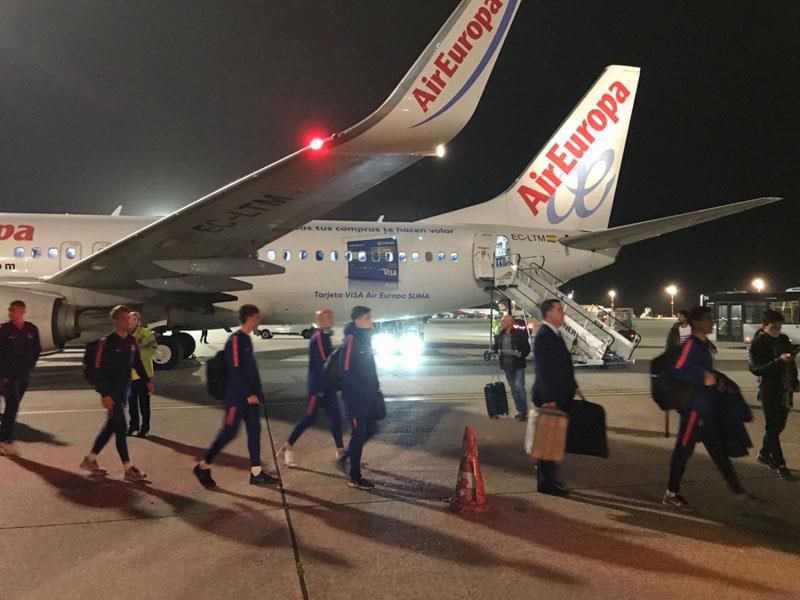 Eine Gruppe von Menschen geht auf ein Flugzeug von Air Europa zu