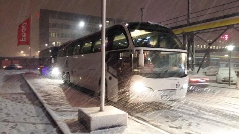 Ein Bus steht an einer Bushaltestelle im Schnee