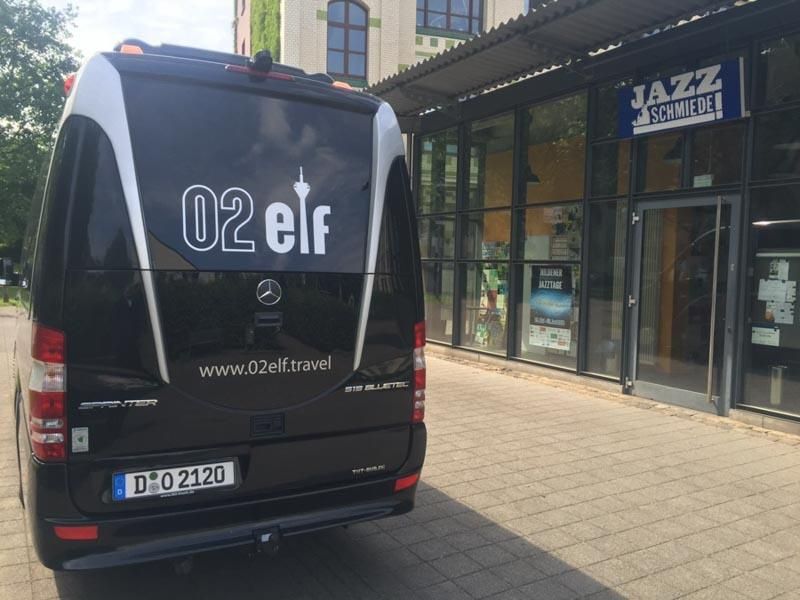 Ein schwarzer Lieferwagen mit der Nummer 02 Elf auf der Rückseite