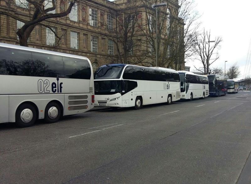 Eine Reihe von Bussen parkt am Straßenrand