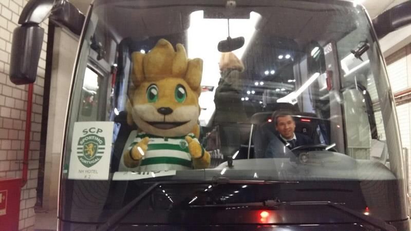 Ein Maskottchen sitzt auf dem Fahrersitz eines Busses