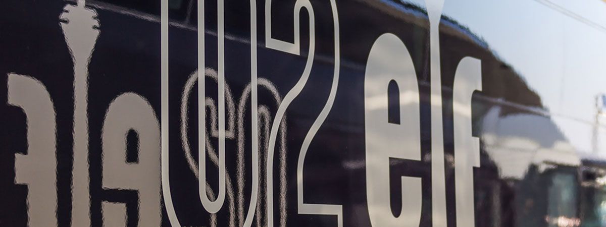 Eine Nahaufnahme eines Schildes mit der Aufschrift „Alaska Air“