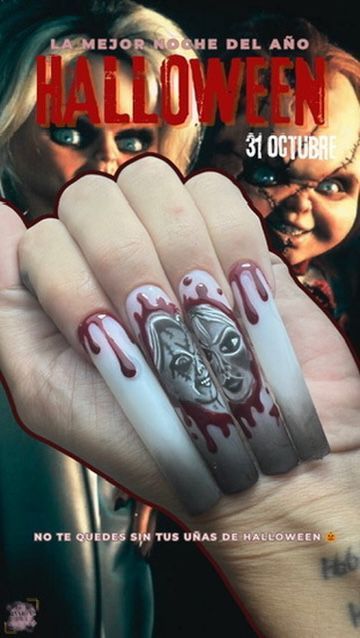 Mano con uñas decoradas con temática de Halloween, con la imagen del muñeco Chucky al fondo. 