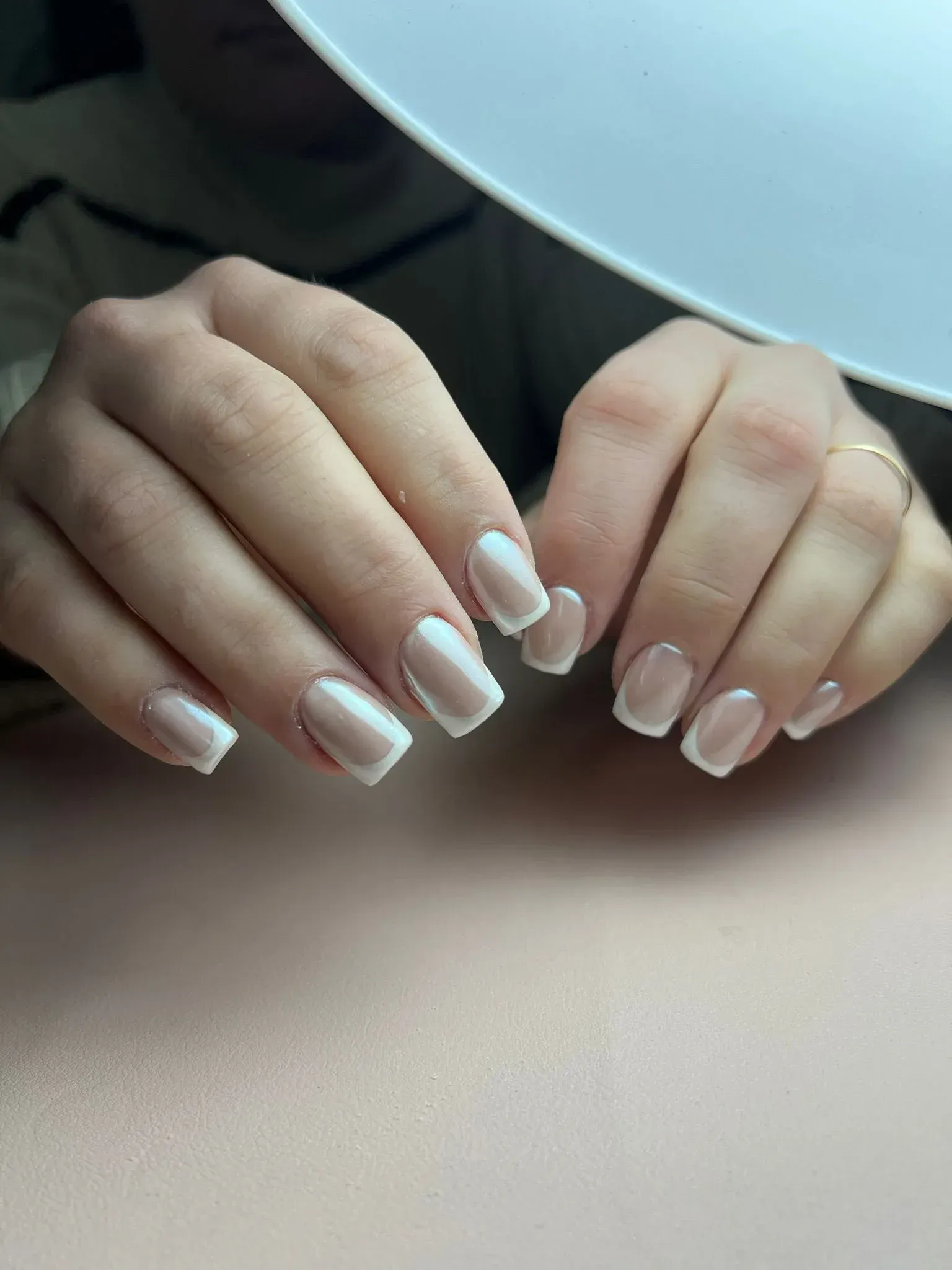 Manos con uñas acrílicas con punta francesa cuadrada.
