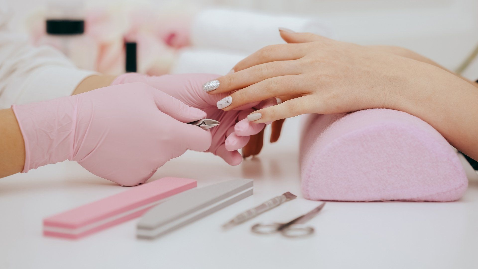 Agitadas aguas turquesas del océano con olas de espuma blanca.