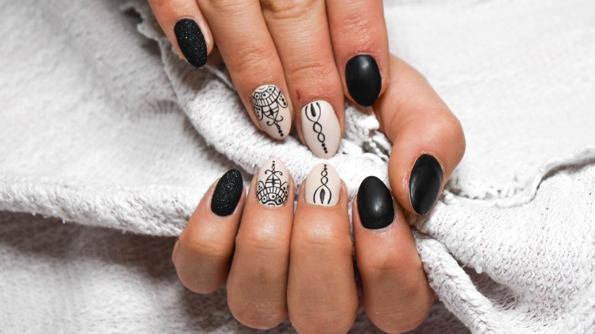 Dunas de arena, con texturas onduladas y sombras largas.