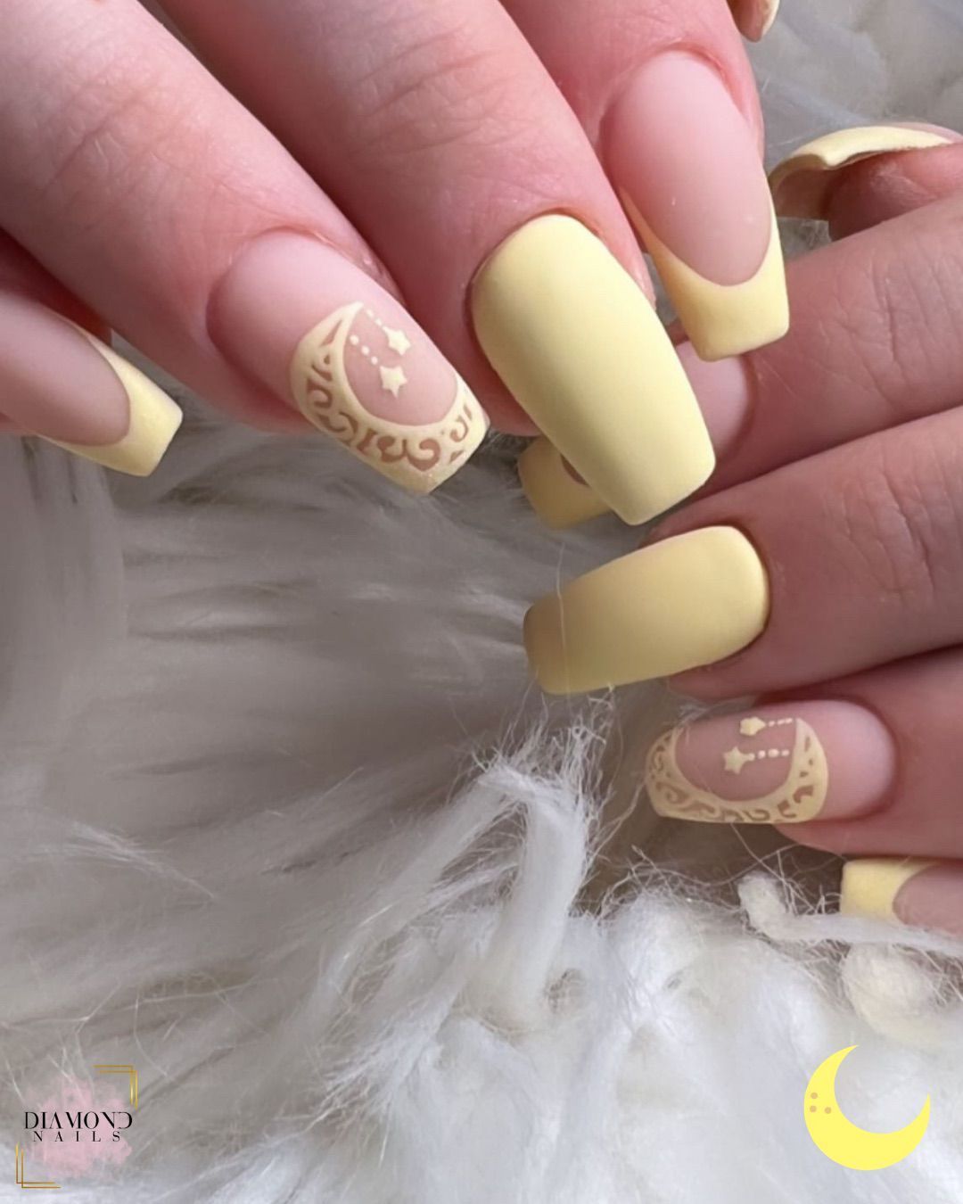 Uñas amarillas mate con diseño de punta francesa y acentos de luna.