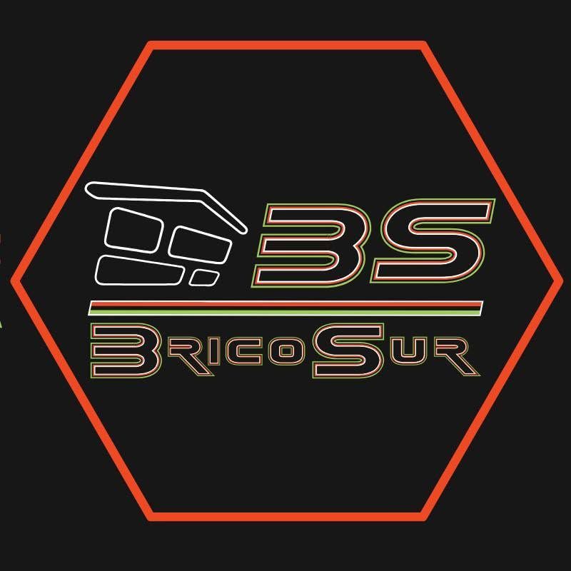 Logotipo hexagonal naranja con el texto estilizado “3S BricoSur” sobre un fondo negro.