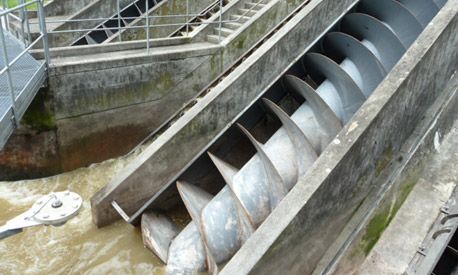 Ein grosser Spiralabfluss aus Edelstahl wird mit Wasser gefüllt.