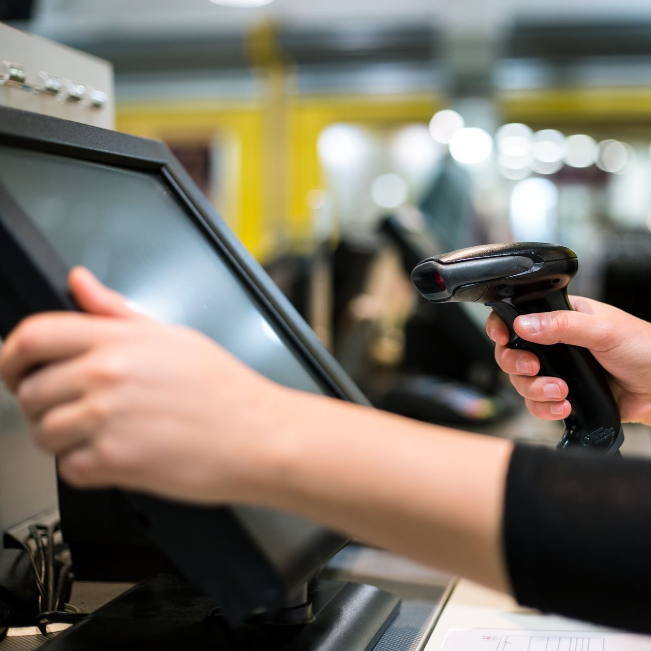 Un scanner noir dans une main.