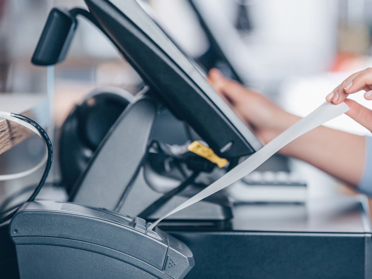 Une imprimante de tickets et un écrans.