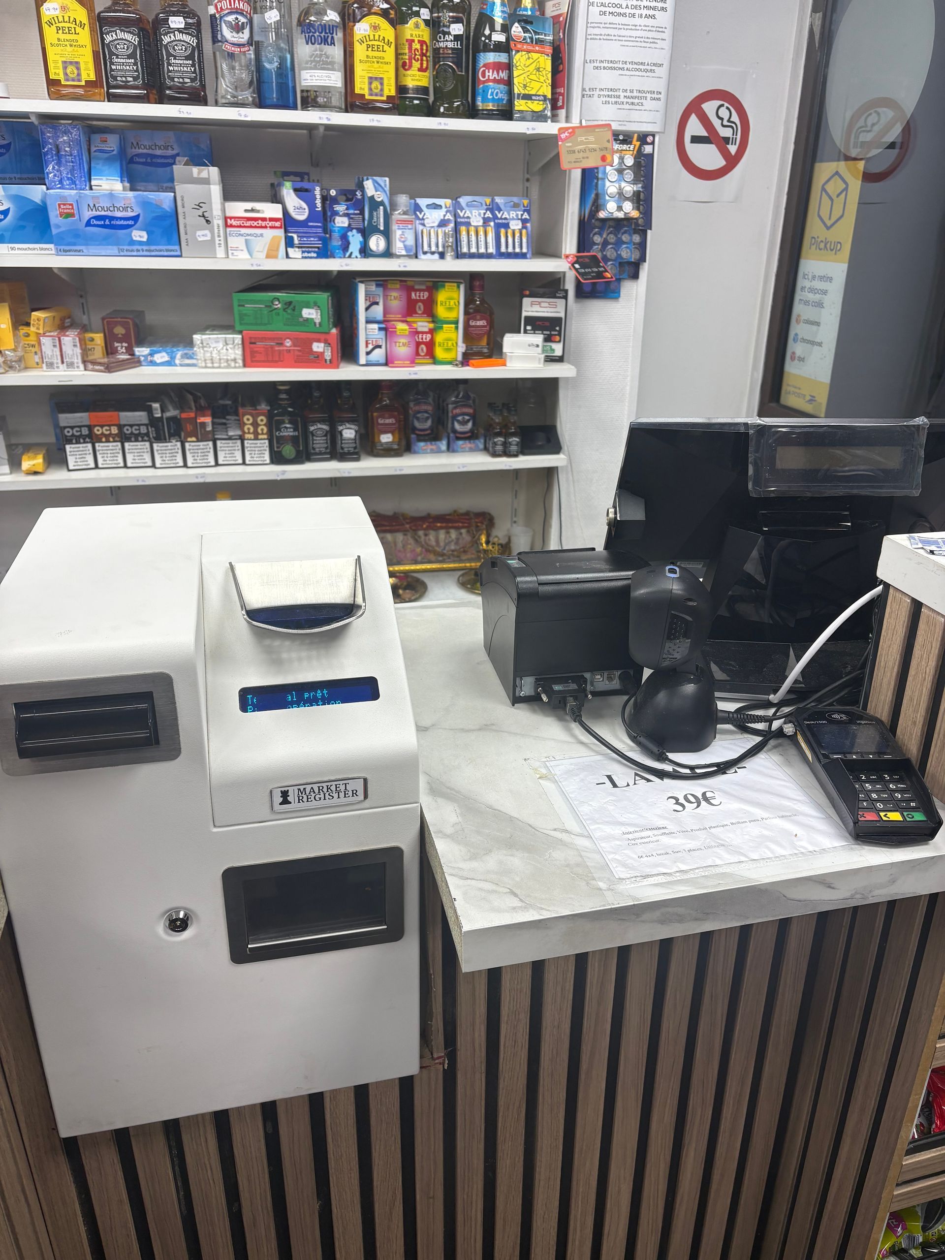 Un monnayeur blanc dans une boutique.