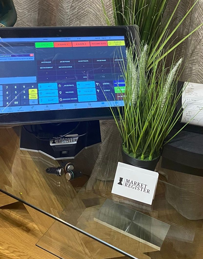 Une caisse enregistreuse et une carte de visite.