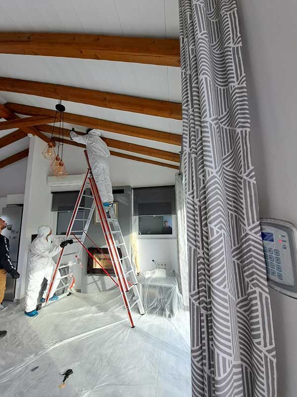 Καταπολέμηση ξυλοφάγων - σαράκι με επίχρισμα σε ξύλινα δοκάρια στην Καλαμάτα