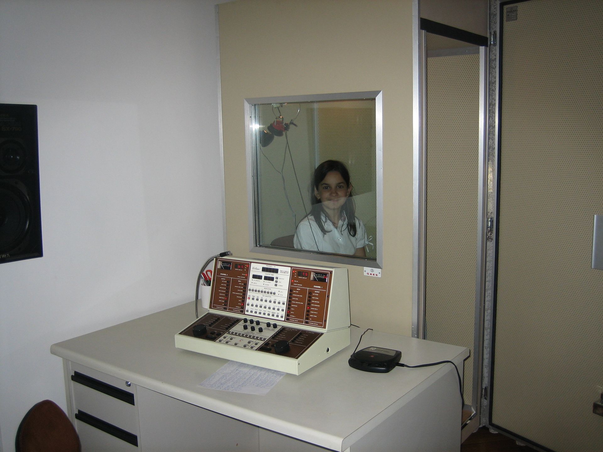 Una mujer recibe una inyección de botox en la cara.