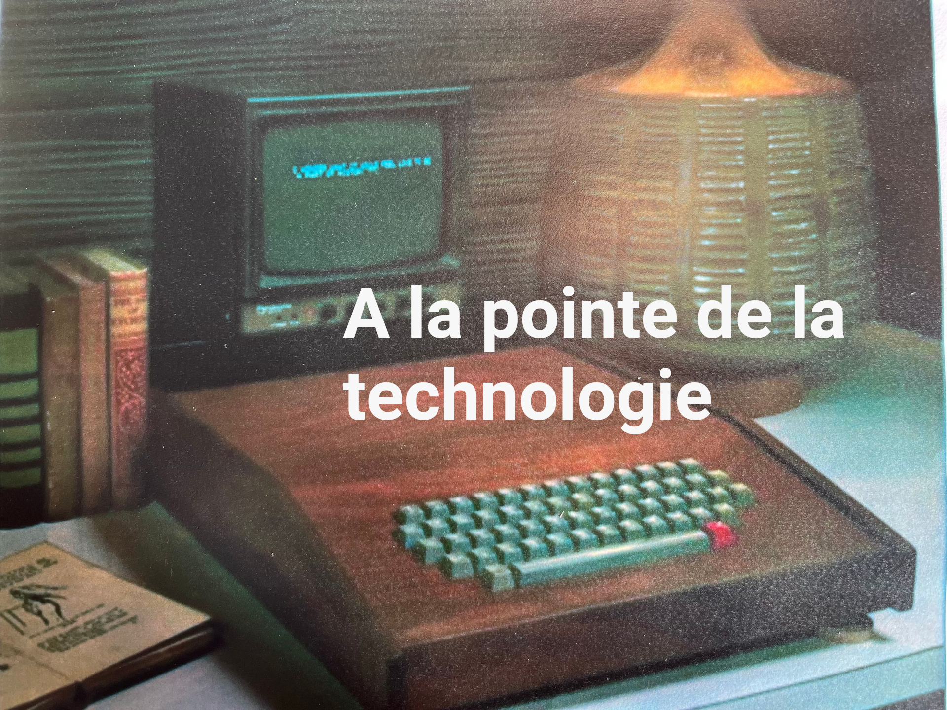 Calculatrice, stylo et documents financiers sur un bureau.