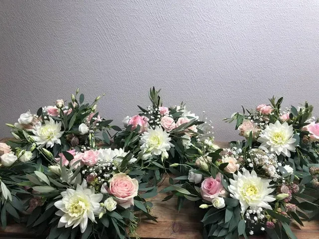 Composition florale blanche et rose