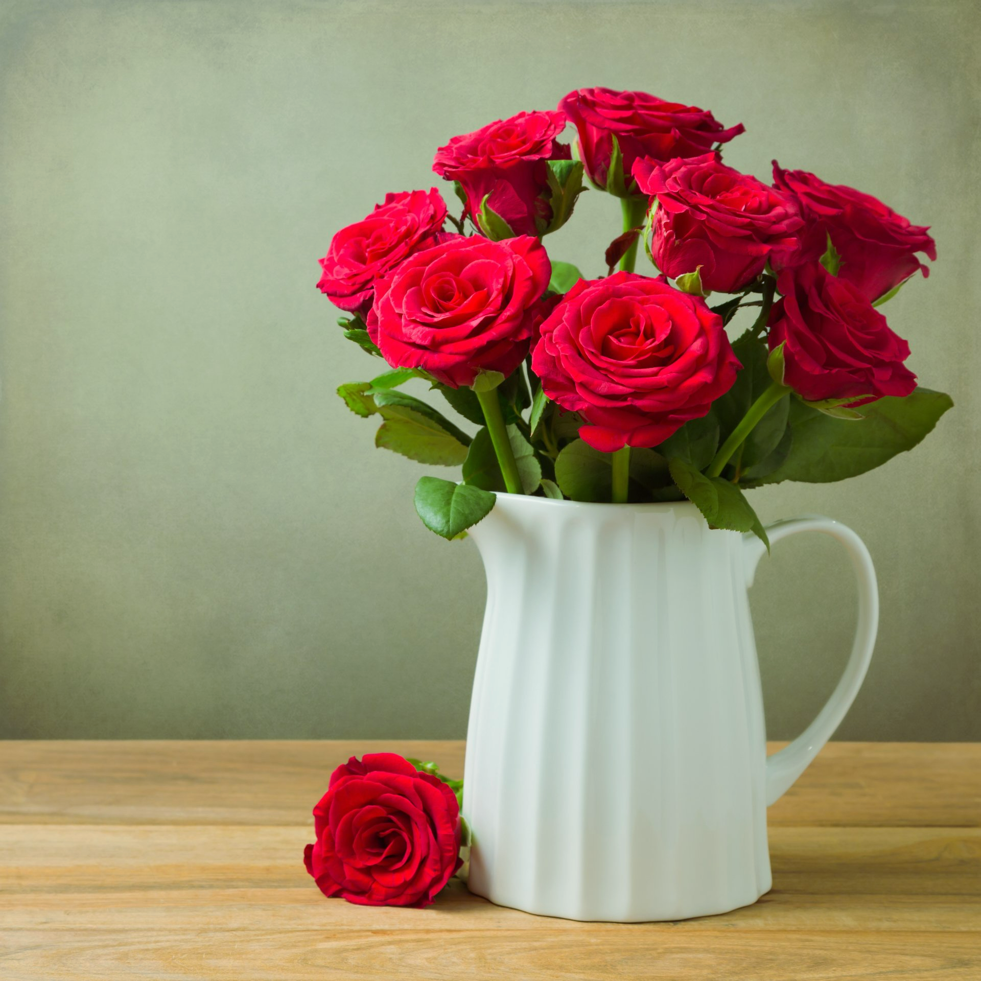 Roses rouges dans un vase
