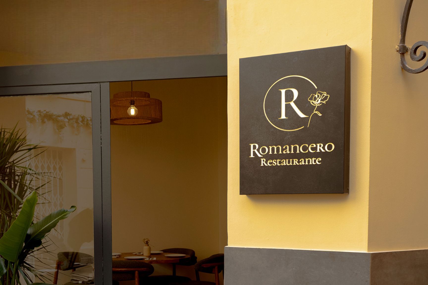 Un letrero de restaurante con el nombre