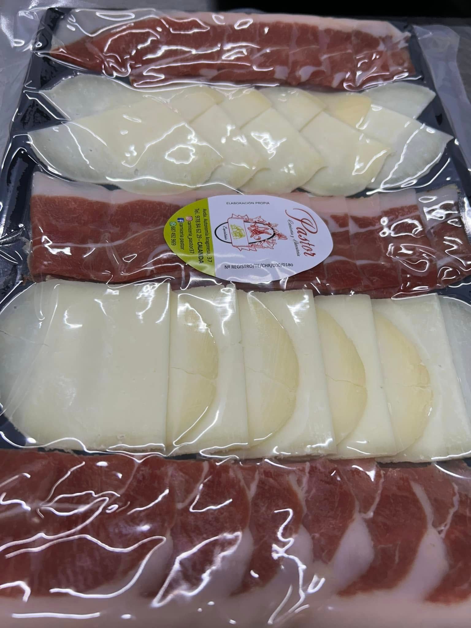 Bandeja preenvasada con jamón cortado en lonchas, queso y embutidos.