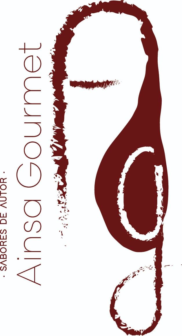 Logotipo de Ainsa Gourmet. Forma abstracta en rojo oscuro junto al texto "Ainsa Gourmet".