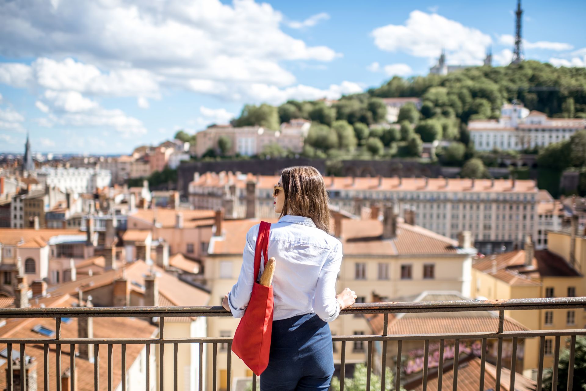 Une femme devant un panorama de Lyon