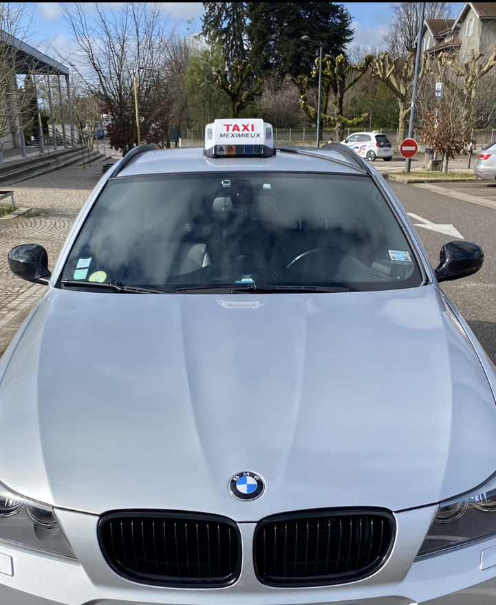 Une voiture grise