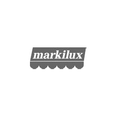 Markilux-Logo: grauer Text auf einer grauen, markisenartigen Form.