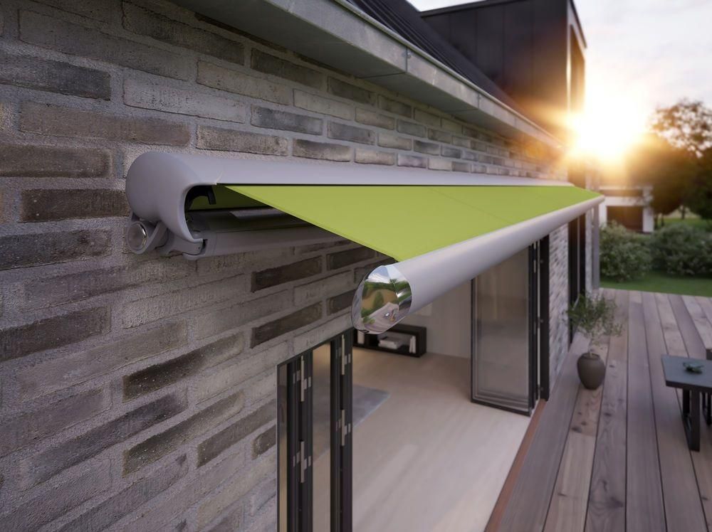 Eine grüne Markise spannte sich über die Glastüren des Backsteingebäudes.