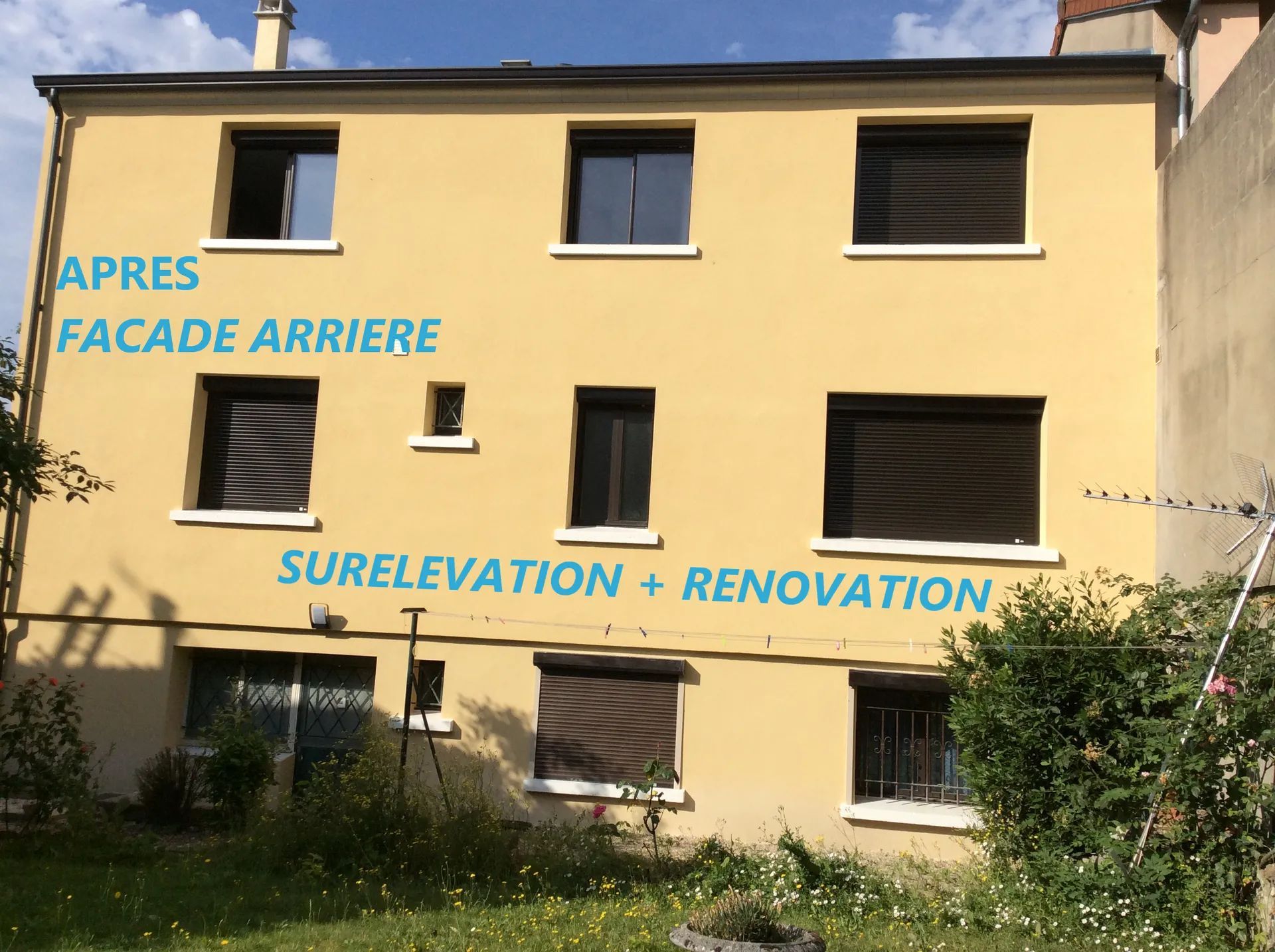 Façade jaune d'un immeuble avec volets de fenêtre foncés, après rénovation. Texte : « APRÈS FAÇADE ARRIÈRE, SURELEVATION + RENOVATION ».