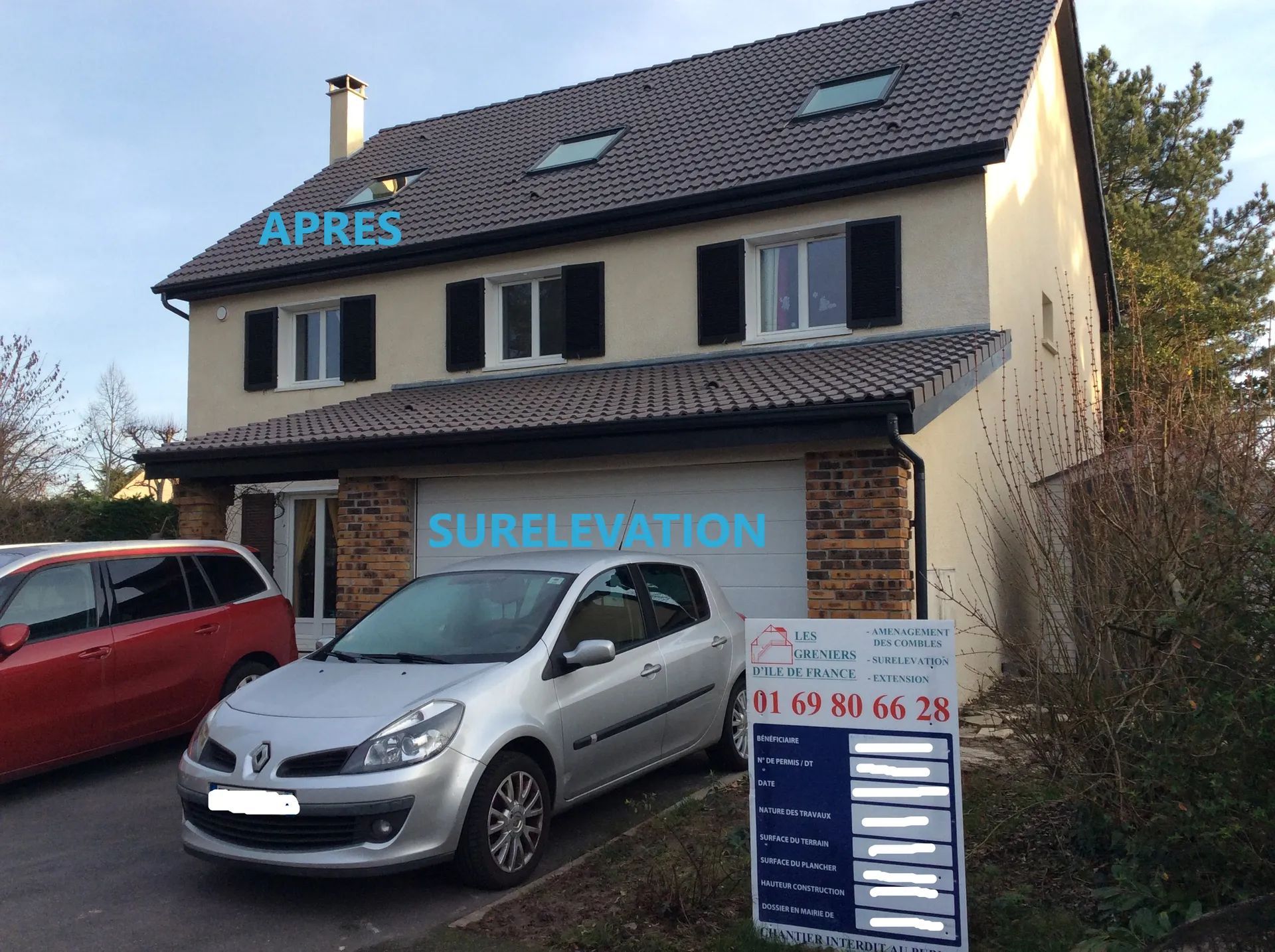 Extérieur de la maison après rénovation ; une voiture argentée est garée devant, avec un panneau mentionnant « subélévation ».