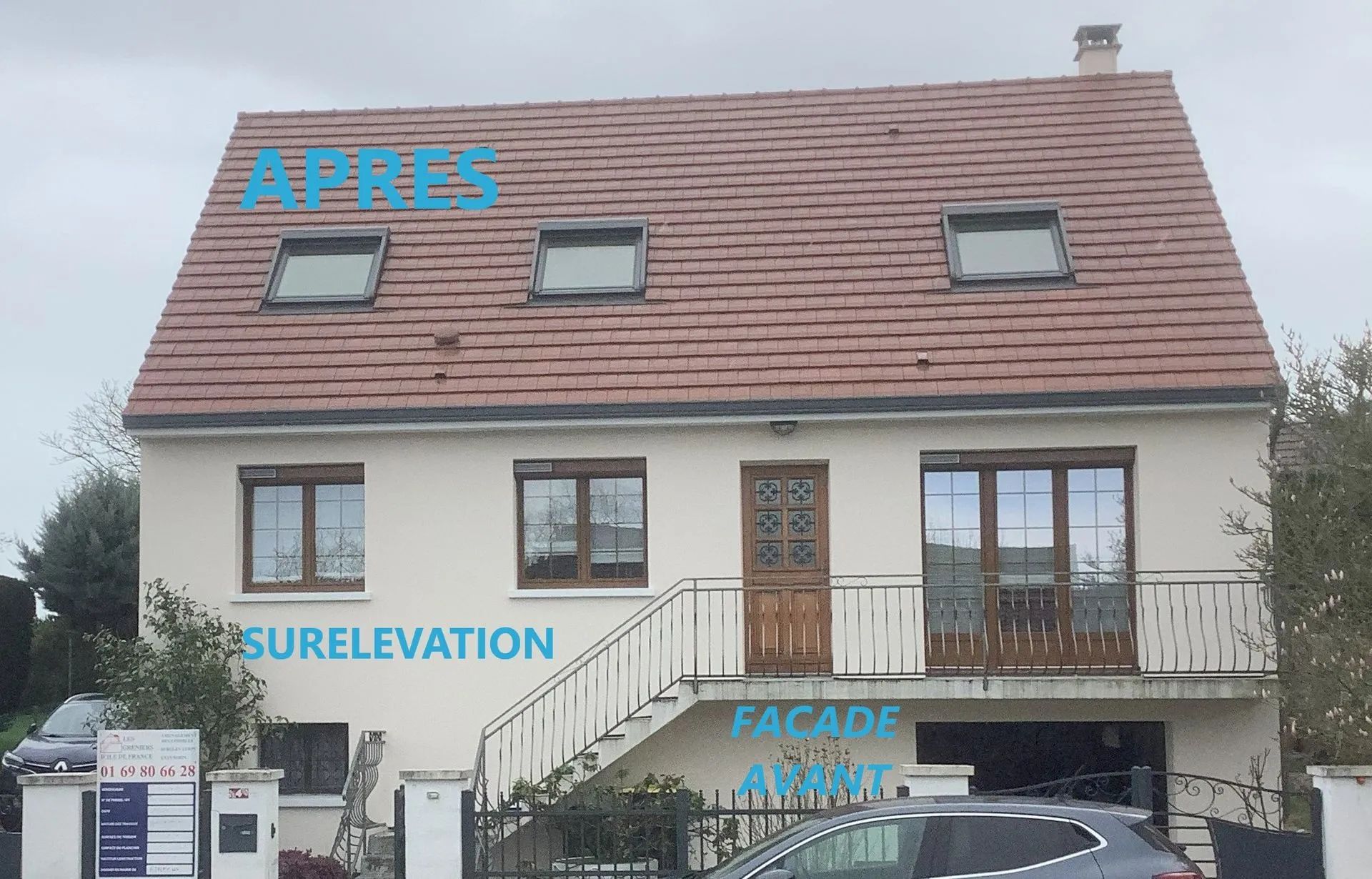 Maison à deux étages avec toit de tuiles rouges, puits de lumière, fenêtres et un escalier menant à la porte d'entrée ; texte « APRÈS », « SURELEVATION » et « FACADE AVANT ».