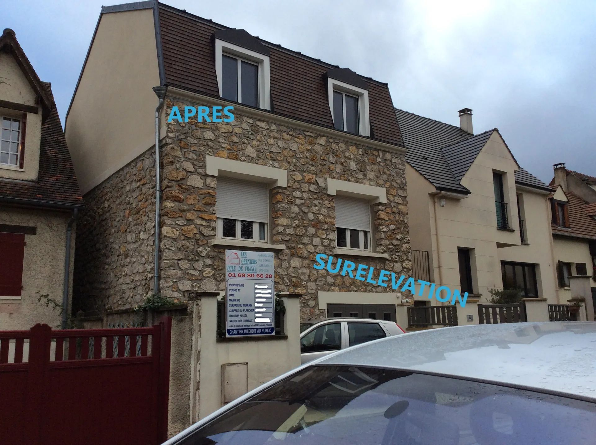 Bâtiment à façade en pierre beige, « APRES » (après) au-dessus d'une partie du bâtiment, « SURELEVATION » en dessous. Voiture partiellement visible.