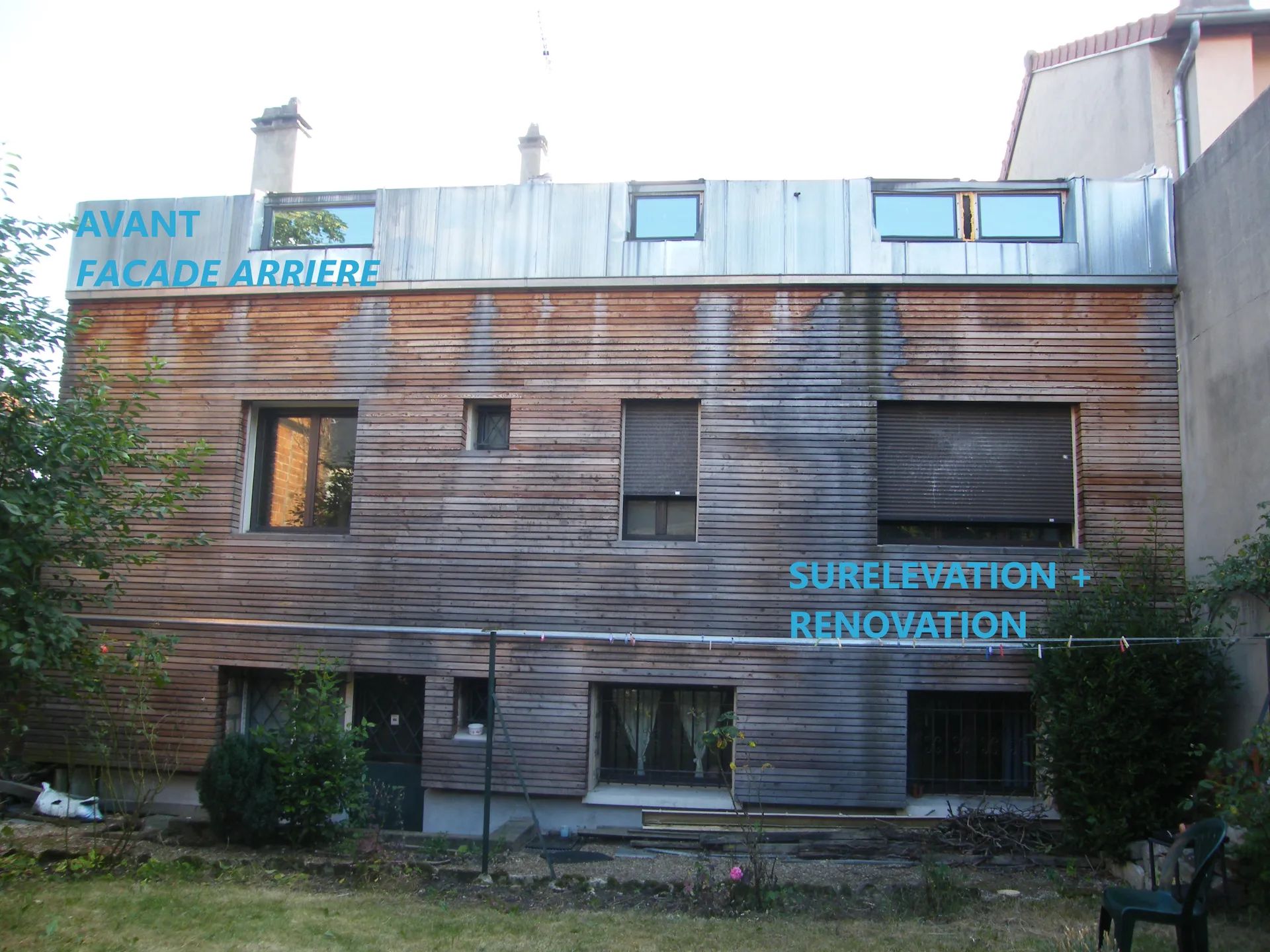 Extérieur d'un bâtiment en bois avec surélévation. Les inscriptions « Façade arrière » et « Surélévation - Rénovation » sont apposées sur le mur.