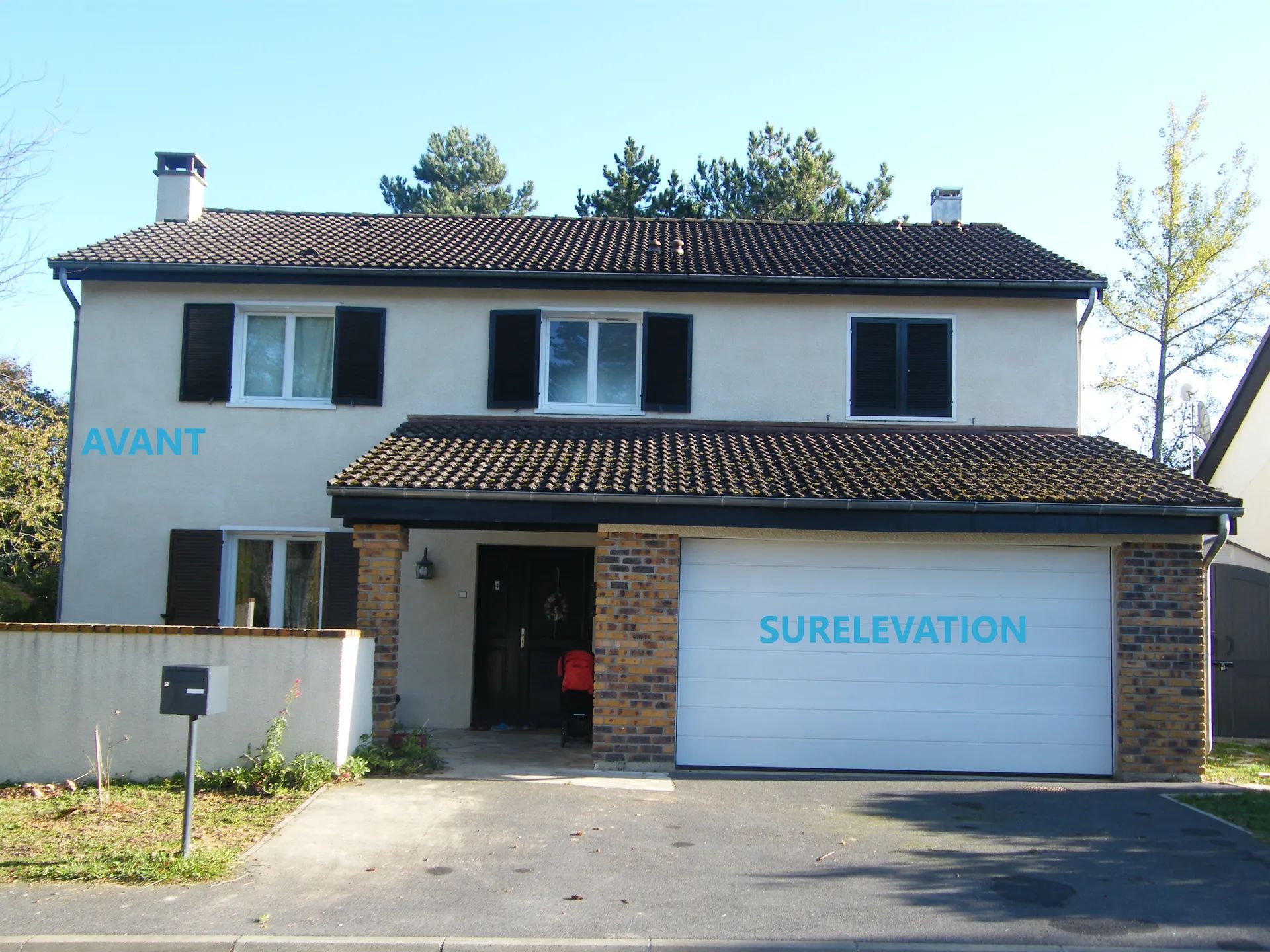 Maison à deux étages avec volets noirs, porte de garage et façade en briques. Les mots « AVANT » et « SURELEVATION » apparaissent sur l'image.