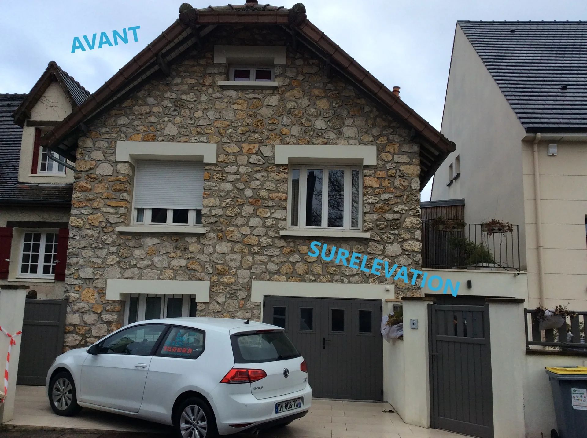 Maison en pierre avant rénovation, avec les inscriptions « AVANT » et « SURELEVATION » superposées ; une voiture blanche est garée devant.
