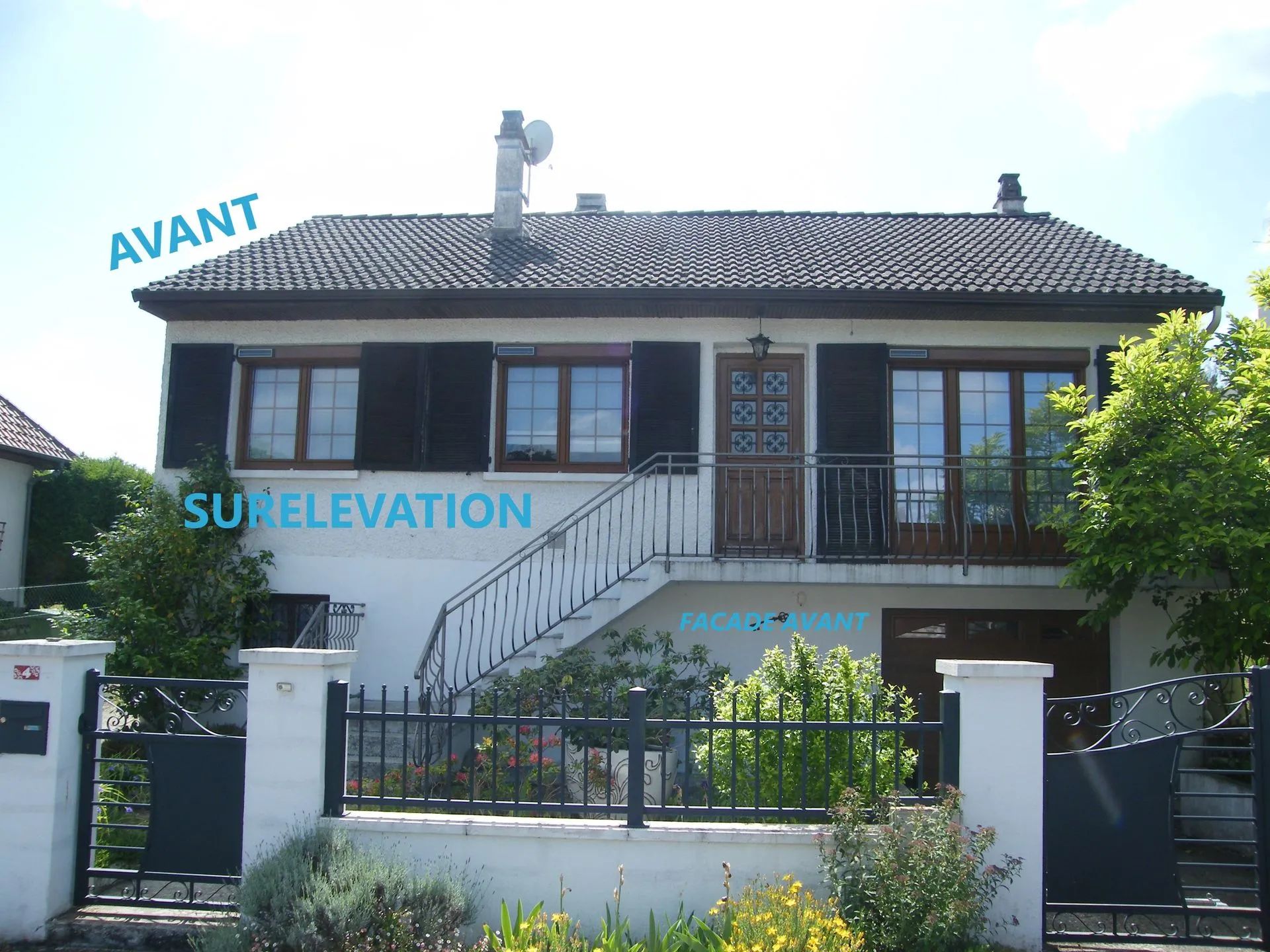 Maison aux volets et au toit sombres, avant un projet d'extension de toiture. Texte « AVANT » (avant).