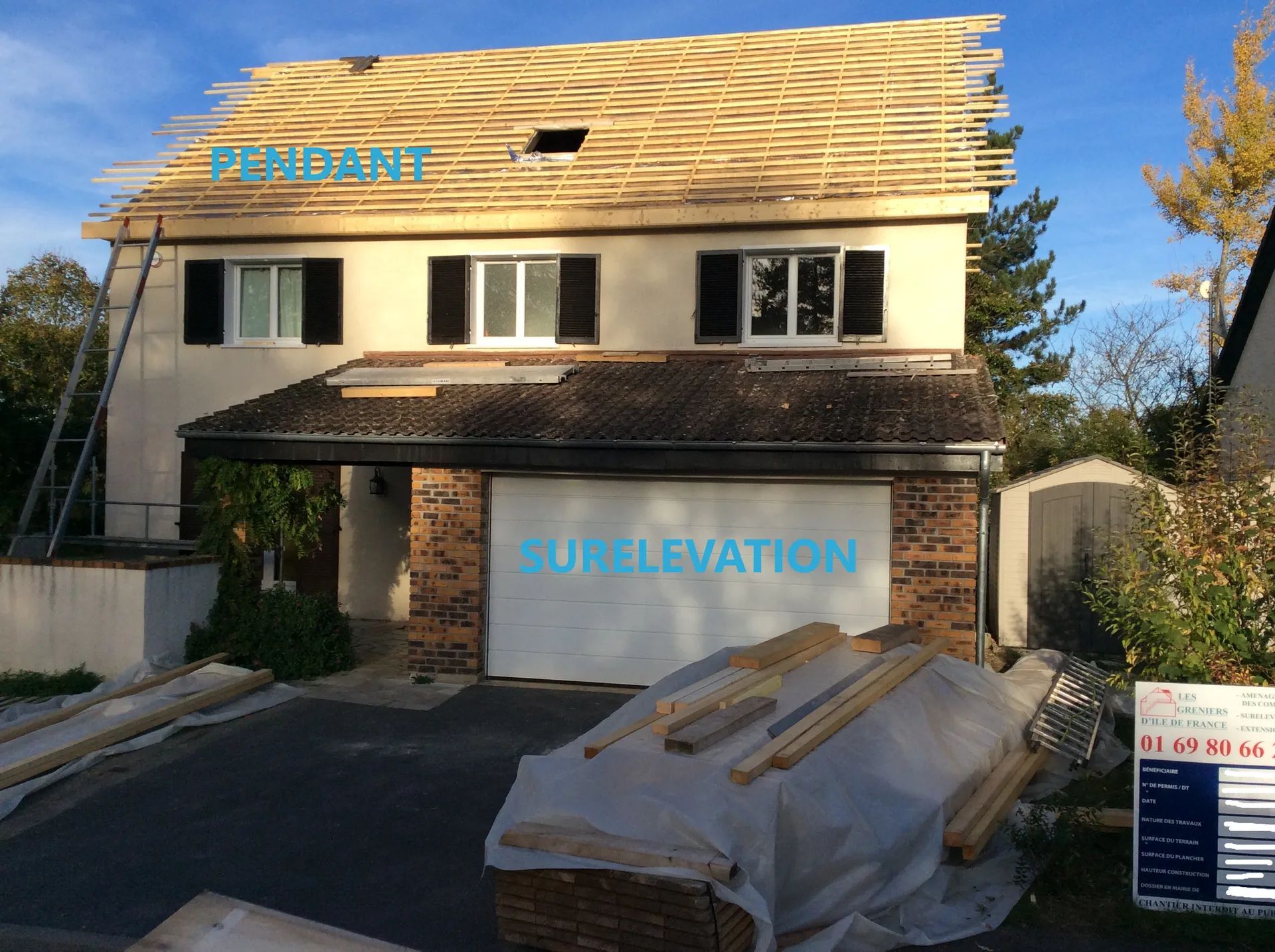 Maison en rénovation ; poutres de toiture apparentes, échafaudages et matériaux visibles.