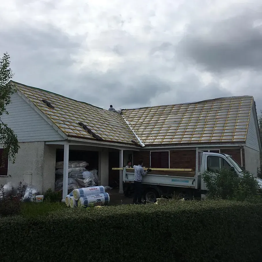 Travaux de couverture avec des ouvriers sur le chantier