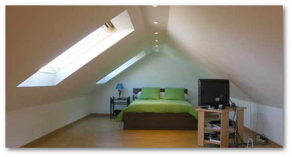 Chambre mansardée sous les combles d'une maison