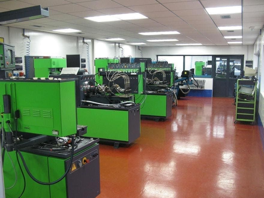 Una habitación con muchas máquinas verdes en ella.