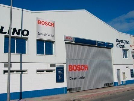 Un edificio blanco con un cartel que dice Bosch.