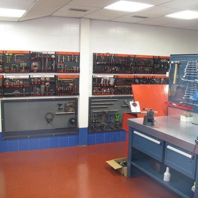 Una habitación con muchas herramientas en la pared.