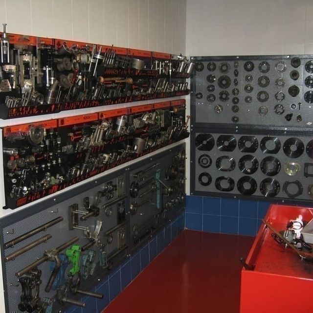 Una habitación llena de muchos tipos diferentes de herramientas.